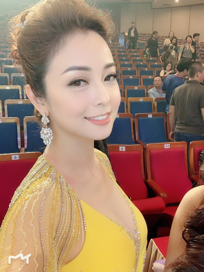 Dù thân hình có mũm mĩm hơn một chút nhưng vẫn không làm giảm đi vẻ đẹp gợi cảm của nàng hậu.