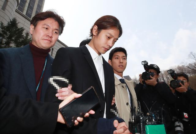 Theo Yonhap News, tối 21/3, Toà án Trung ương Hàn Quốc chính thức thông qua lệnh bắt giam Jung Joon Young với 2 tội danh: quay lén cảnh quan hệ tình dục và phát tán video quay lén khi không có sự đồng ý của nạn nhân vào các nhóm chat của Seung Ri và những người bạn.
