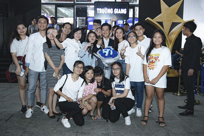 Fan club của Trường Giang đến chia vui cùng thần tượng. Ảnh: Thời Đại.