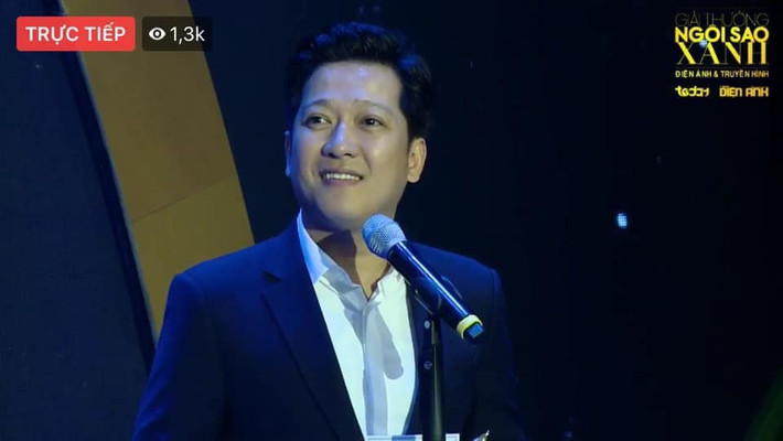 Trường Giang đã vượt mặt Isaac, Jun Phạm để được xướng tên “Nam diễn viên điện ảnh được yêu thích nhất” tại giải thưởng Ngôi sao xanh 2018 diễn ra tại TP HCM tối qua (5/1). Trước đó, "chàng hề xứ Quảng" nhiều lần liên tiếp dẫn đầu bình chọn. Ảnh cắt clip.