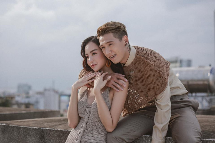 Kiều Ngân được mệnh danh là người đẹp tài sắc vẹn toàn khi từng đăng quang ngôi vị Hoa hậu Việt Nam Toàn cầu tại Mỹ 2015. Với khả năng dẫn dắt của mình, bạn gái hoa hậu của Tronie Ngô còn giành giải Én Vàng 2017.
