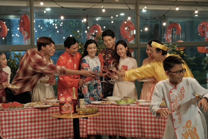 Trong MV, Harry vào vai chàng trai từ phương xa về nhà đón Tết. Khi thấy cô “hàng xóm” (Midu) đang ngồi một mình bên mâm cơm ngày cuối năm, chàng "soái ca" gõ cửa nhà nàng như một cái cớ làm quen, kéo cô hòa vào không khí ấm áp cùng với gia đình mình.