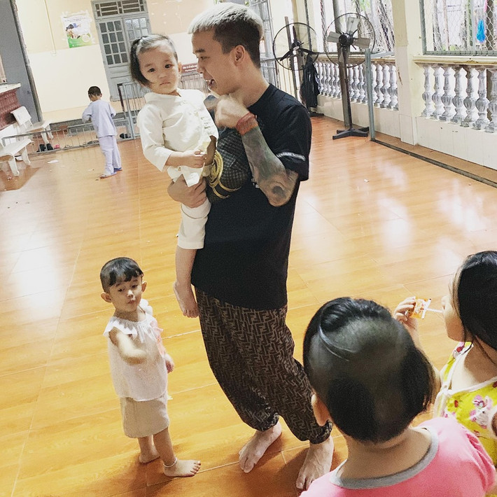 Người mới của chân dài 9X đang hoạt động trong một nhóm thiện nguyện.