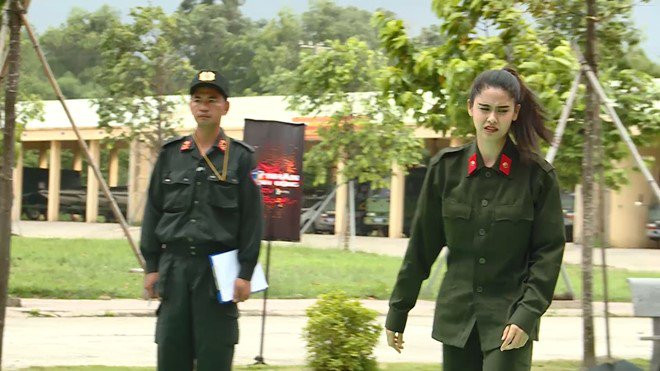 Đến khi thực hiện thế võ đầu tiên, Trương Quỳnh Anh tiếp tục bất mãn khi cho rằng: “Tôi đang tập với một người khác, giờ lại thi với một người khác, tôi không nhớ bài gì hết”.