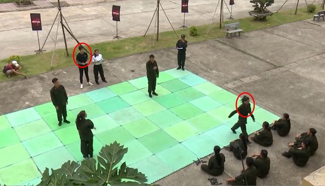 Không giữ được bình tĩnh, nữ ca sĩ vùng vằng bỏ đi không thi đấu tiếp ngay trước mặt người chỉ huy, host chương trình là chồng cũ Tim, thậm chí là khách mời ... Phải đến khi đồng đội Bá Thập của cô vào thuyết phục thì nữ ca sĩ mới bình tĩnh quay lại tiếp tục thi. Sau sự việc, vợ cũ Tim cũng chia sẻ cảm giác hối hận trước hành xử của mình.