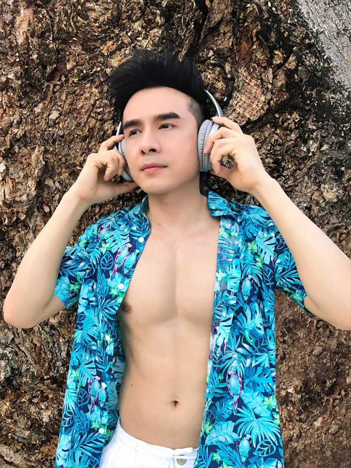 Để có được ngoại hình trẻ trung như hiện tại, giọng ca "Tình khúc vàng" phải trải qua quá trình nỗ lực tập luyện thể thao, áp dụng chế độ ăn uống khoa học...