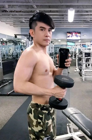 "Anh Bo làm em thổn thức"; "Nay mới biết anh mình sexy dữ vậy"; "Vẫn soái ca của bao người"; "Khoe bụng 6 múi thế này fan girl biết làm sao"... là những bình luận bày tỏ sự ngưỡng mộ của fan dành cho nam ca sĩ.