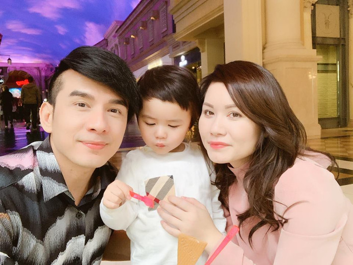 Không chỉ Đan Trường mà bà xã doanh nhân của anh cũng ngày càng trẻ trung và xinh đẹp.