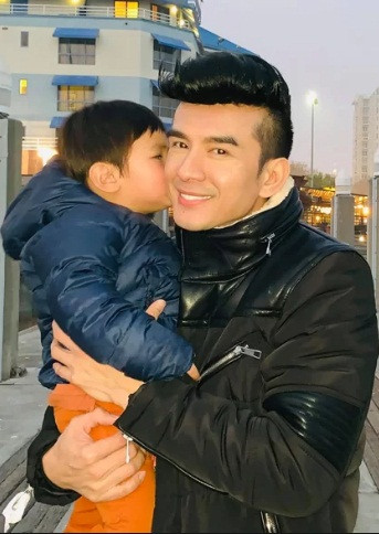 Ca sĩ Đan Trường còn khiến nhiều người ngưỡng mộ vì gia đình hạnh phúc viên mãn và giàu có.