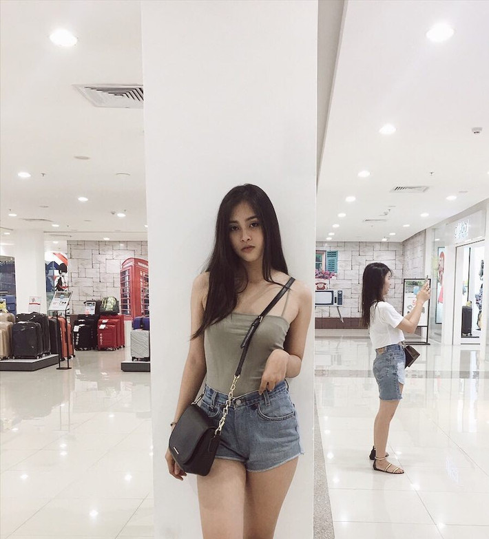 Ngoài đời, Tiểu Vy sở hữu phong cách khá năng động.