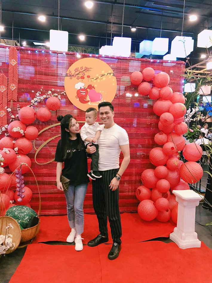 Vợ chồng Việt Anh đưa con trai đi du xuân.