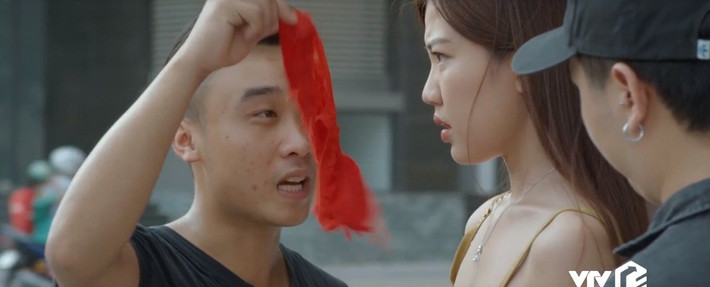 Thái độ trơ trẽn, hỗn láo, đang tâm phá hoại gia đình Thái (Ngọc Quỳnh) và Khuê (Hồng Diễm) của Trà khiến khán giả "sôi máu". Dù vậy người xem được phen hả hê khi cũng đến lúc Trà rơi phải cảnh ê chề khi bị đánh ghen.