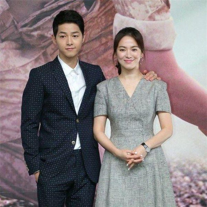 Song Hye Kyo trao lời ngôn tình với Song Joong Ki: “Tôi nghĩ thật tuyệt vời nếu như có thể đi cùng anh ấy đến cuối cuộc đời. Thật hạnh phúc là anh ấy cũng có cảm giác như thế với tôi” hay “Song Joong Ki là người duy nhất tôi chờ đợi”.