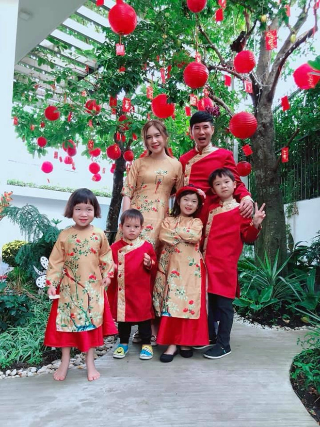 Ngôi biệt thự sang trọng của vợ chồng nam ca sĩ ở ngoại thành Sài Gòn có nhiều không gian xanh cho các con vui chơi.