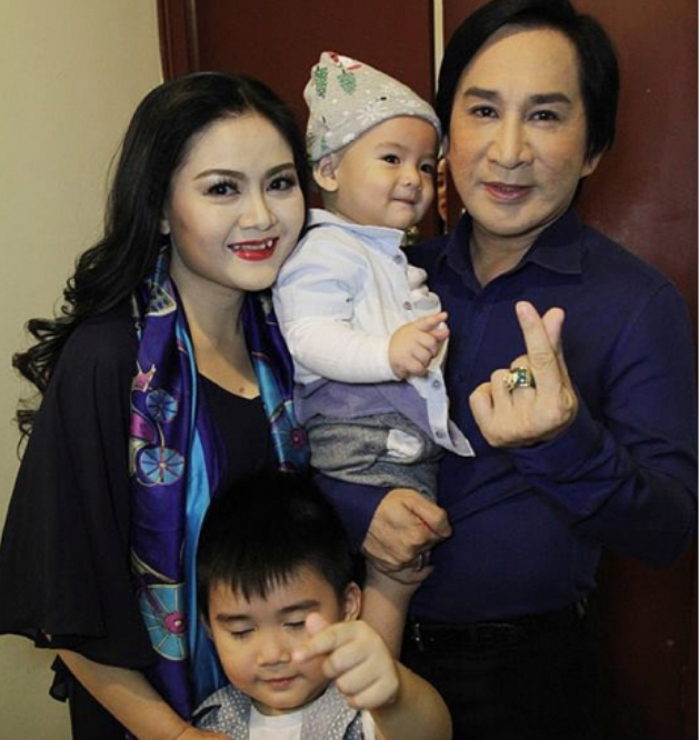 Nam nghệ sĩ cũng hết lời ca ngợi vợ trẻ là người hiền lành, hiểu chuyện, thân thiết với các con riêng của anh, cũng như giữ mối quan hệ tốt với hai người vợ cũ của chồng. Ảnh: nguoiduatin.