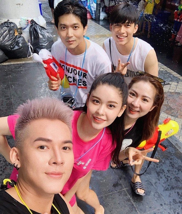 Thời gian mới công khai chuyện ly hôn, cặp đôi ca sĩ vẫn sống chung một mái nhà vì trách nhiệm với cậu con trai đầu lòng. Cả hai còn nhiều lần bị bắt gặp đi xem phim, du lịch hay tụ họp bạn bè cùng nhau.