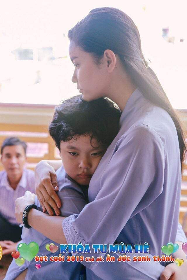 Đầu tháng 8 vừa qua, vợ cũ Tim chia sẻ hình ảnh cô và con trai quy y cửa Phật với pháp danh Vạn Ngọc và Vạn Nhiên.