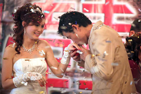 Không lâu sau khi ly hôn Thanh Quý, Hiệp Gà tái hôn với Thu Trang. Dù nam diễn viên hài dành nhiều lời khen cho vợ mới, nói xấu vợ cũ “rất hay cáu bẳn, thích áp đặt, ghen tuông”, nhưng cuối cùng cuộc hôn nhân này cũng chỉ kéo dài được hơn một năm. Ảnh: Ngoisao.