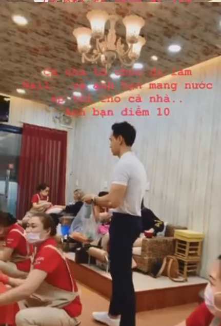 Kể từ khi công khai tình cảm với Kim Lý, Hà Hồ không ngớt dành lời khen cho bạn trai. Nữ ca sĩ chấm điểm 10 cho bạn trai vì hành động tinh tế, lễ phép dành cho gia đình cô.