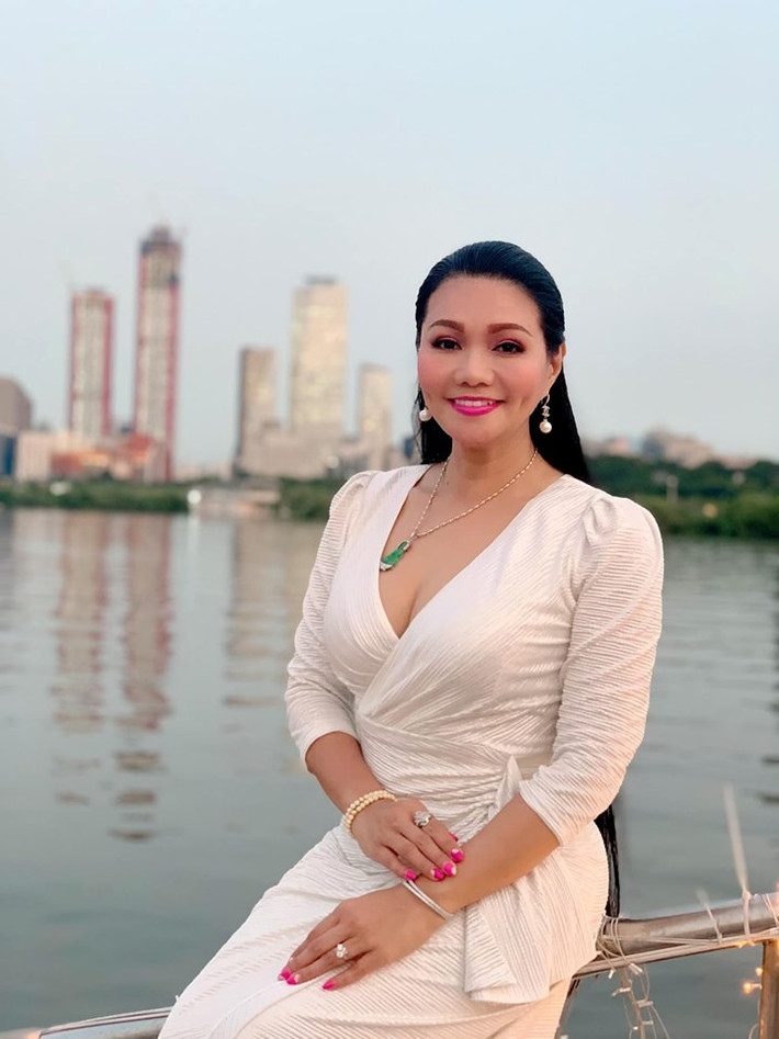 Ngọc Huyền đẹp mặn mà ở tuổi 49. Chị vẫn giữ được nụ cười má lúm mang "thương hiệu" của riêng mình.