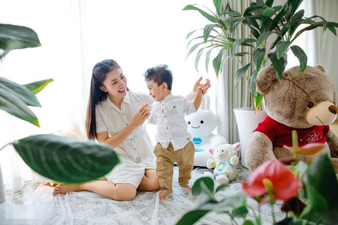 Cậu con trai đầu lòng chào đời cuối năm 2018 khiến cho cuộc sống vợ chồng của Nguyệt Ánh thêm nhiều tiếng cười. Nữ diễn viên cũng được mệnh danh là "đại gia ngầm của showbiz" khi mới đây, cô lên mạng rao bán căn biệt thự sang trọng có giá 14,5 tỷ đồng vì "rộng quá không ở hết".