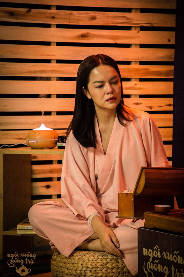 Theo đó, trong chương trình Ngồi xuống uống trà được phát trên Kinglive mới đây, Phạm Quỳnh Anh tâm sự điều khiến cô xót xa nhất chính là con gái nhỏ đọc được dòng chữ cha mẹ ly hôn. Ảnh: Kinglive.