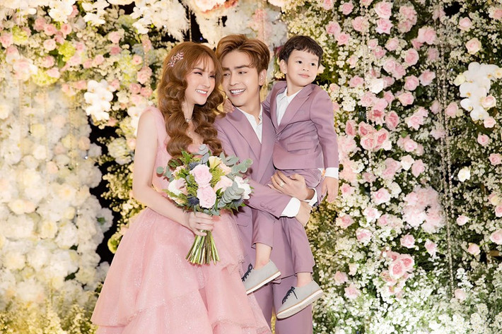 Dù được dàn sao Việt lên tiếng bày tỏ sự cảm thông nhưng có vẻ như scandal của Thu Thủy và chồng trẻ chưa thể được xoa dịu trong một sớm một chiều khi phần đông cư dân mạng vẫn không ngừng để lại icon phẫn nộ. Ảnh: FBNV.