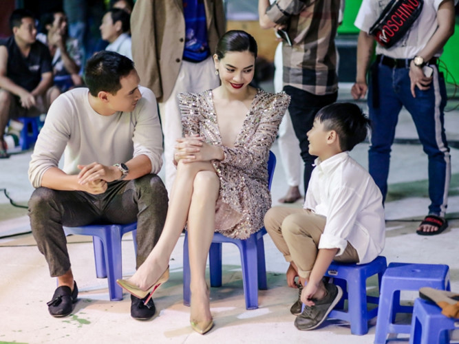 Cậu bé cũng rất thân thiết với bạn trai hiện tại của mẹ là diễn viên Kim Lý. Ảnh: FBNV.