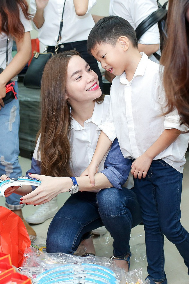 Cậu bé rất tích cực hỗ trợ mẹ trong các chuyến từ thiện.