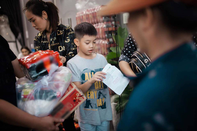 Subeo càng lớn càng đẹp trai, khiến mẹ Hà Hồ tự hào.