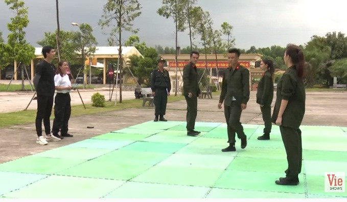 Theo đó, ở tập 3 của chương trình "Mỹ nhân hành động", sau khi tập luyện bài "Chiến thuật - Võ thuật Công an Nhân dân", đội Trương Quỳnh Anh và Jang Mi là cặp thi đấu đầu tiên trong phần thi Đối kháng. Khi Trương Quỳnh Anh - Jang Mi bắt đầu vào vị trí thi đấu thì host Tim bất ngờ công bố luật thi mới cho thêm phần kịch tính: 2 đồng đội nam của 2 đội sẽ phải đổi chỗ cho nhau.