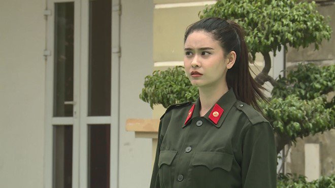 Trương Quỳnh Anh lập tức tỏ rõ sự hoang mang khi thực hiện bài kiểm tra với một đồng đội mới. Người đẹp chia sẻ ở hậu trường: “Việc đổi đồng đội quá bất ngờ và tôi hơi có một chút bức xúc”.