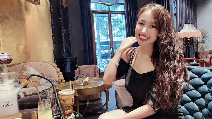 Ở tuổi 34, Vân Hugo trở thành bà mẹ đơn thân nổi tiếng trong làng giải trí Việt khi không chỉ thành công trong sự nghiệp mà còn ngày càng trẻ trung, xinh đẹp và quyến rũ.