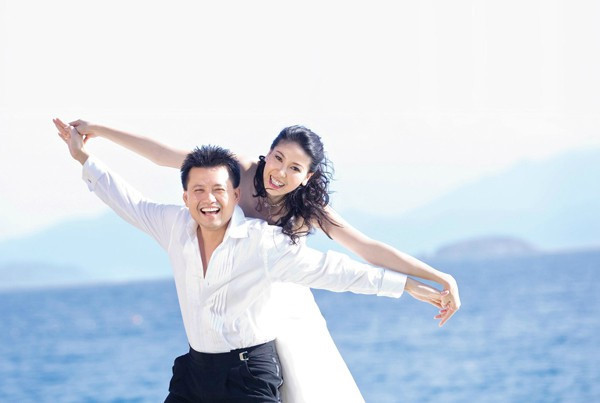 Trong hôn nhân, Hoa hậu Việt Nam 1992 cũng từng trải qua nhiều sóng gió. Sau khi ly hôn chồng đầu Nguyễn Gia Thiều - đại gia từng vướng tù tội, Hà Kiều Anh tái hôn với doanh nhân Huỳnh Trung Nam.