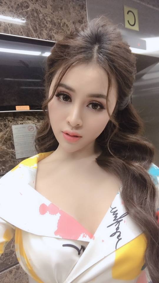 Trước những hình ảnh đối lập của Thư Dung, một người chị họ của cô cho biết trên Đời sống Plus: "Không như mọi người nghĩ, khi tham dự sự kiện showbiz, Thư Dung ăn mặc không ra gì thì làm sao lấy hình ảnh được".