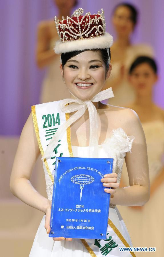 Sau khi đăng quang Hoa hậu Quốc tế Nhật Bản 2014, hình ảnh của Rira Hongo được lan truyền trên khắp các trang mạng lớn nhỏ, kèm theo nhiều bình luận bày tỏ cảm xúc "không thể tin nổi" trước gương mặt quá xấu của hoa hậu. Ảnh: News.cn.