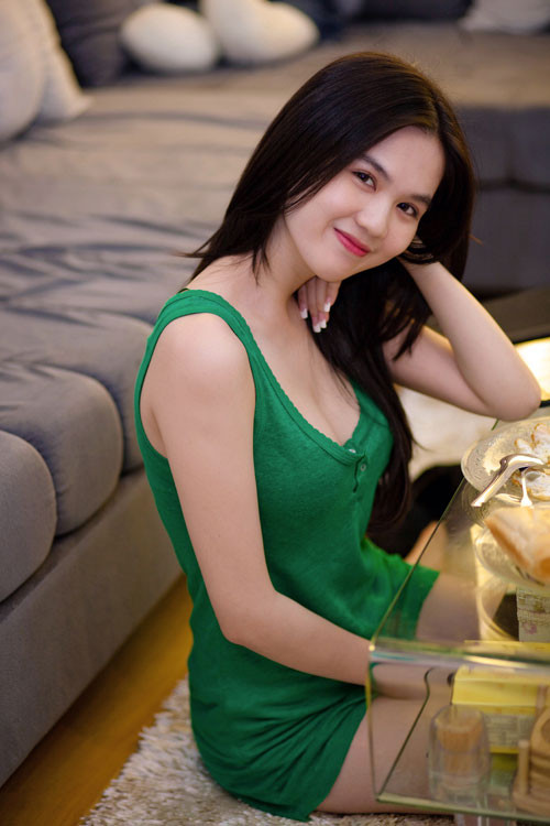 Khi ấy, cô gái quê Trà Vinh chẳng ngần ngại tự nhận mình là "búp bê trong tủ kính" và cuộc sống hoàn toàn phụ thuộc tài chính vào bạn trai đại gia. Ngọc Trinh cũng đưa ra tiêu chí chỉ chọn yêu người giàu có.