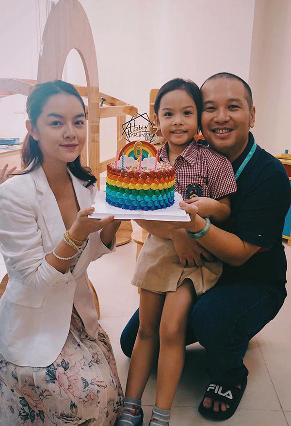 Theo đó, chia sẻ trên Zing.vn, vợ cũ ông bầu Quang Huy cho biết: "Tôi cố gắng vì mọi thứ sau này. Là một người không biết diễn, tôi sẽ không cố gắng vui vẻ chỉ vì con. Đương nhiên, đặt các con lên trước tiên là có nhưng mọi thứ cũng phải xuất phát từ tình cảm, sự tự nhiên. Nếu mọi người nghĩ tôi vui vẻ vì con sẽ rất ảnh hưởng đến anh Huy”.