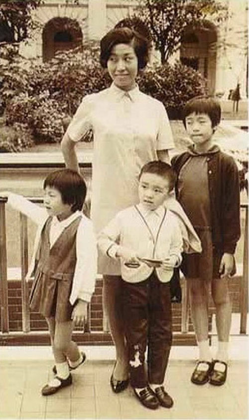 Châu Tinh Trì từng trải qua một tuổi thơ không mấy êm đềm. Khi lên 3 tuổi, cậu bé họ Châu đã thường xuyên phải chứng kiến cảnh người cha nghiện ngập đánh đập mẹ mỗi ngày.