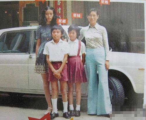 Chứng kiến cảnh mẹ vất vả nuôi 3 chị em khôn lớn, Châu Tinh Trì luôn tự nhủ phải lớn thật nhanh để bù đắp cho sự hy sinh và công lao sinh dưỡng của mẹ. 7 tuổi, cậu bé họ Châu đã theo bà đi bán hàng để phụ gia đình kiếm tiền mưu sinh.