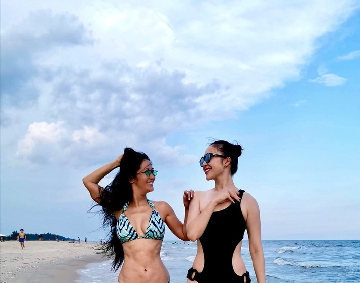 Mới đây trên trang cá nhân, Hồng Nhung khiến fan xuýt xoa khi đăng tải loạt ảnh khoe dáng nuột nà cùng nghệ sĩ múa Linh Nga và các con ở bãi biển.
