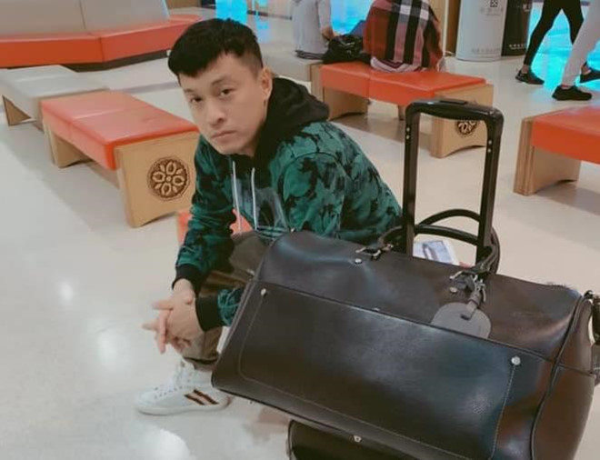 Giấy tờ quan trọng bị mất khiến giọng ca "Mưa phi trường" phải lây lất ngủ ở sân bay. Nam ca sĩ sau đó cũng cập nhật tình hình với người hâm mộ: "Vì không có giấy tờ gì để nhập khẩu cả Mỹ và Việt Nam, giờ Trường vừa về được Việt Nam và chuẩn bị đi xin lại giấy tờ thôi”.
