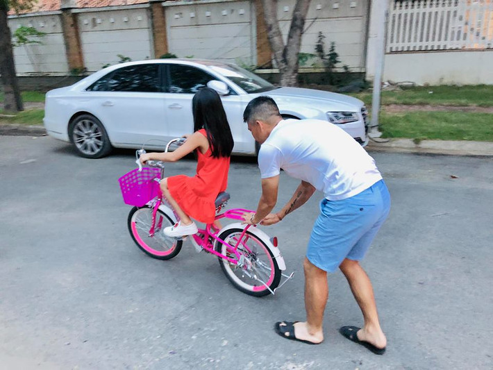 Bé Bánh Gạo nhận được nhiều sự yêu thương của cha mẹ. Công Vinh - Thủy Tiên luôn giấu mặt con vì không muốn cuộc sống của con bị xáo trộn.