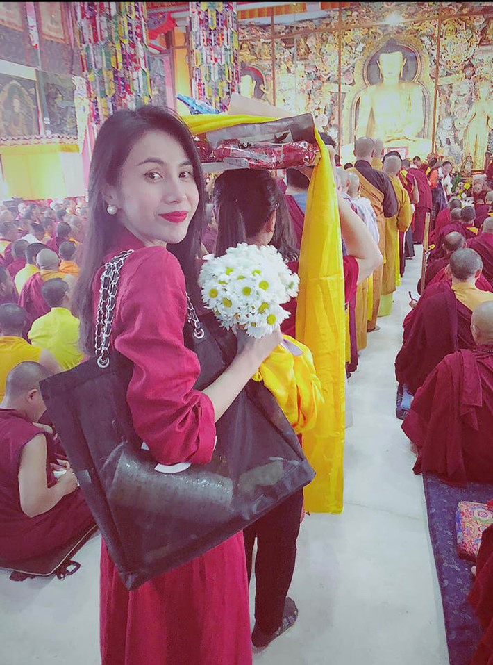 Nữ ca sĩ dành nhiều thời gian đi lễ chùa ở trong và ngoài nước.