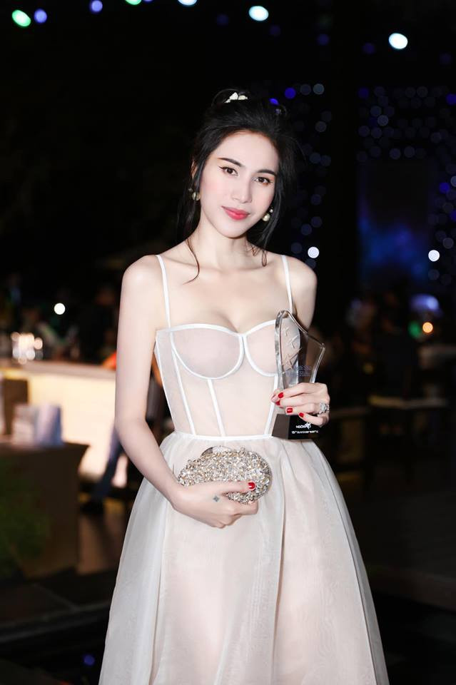Bà xã Công Vinh đẹp quyến rũ ở tuổi 34 khi xuất hiện tại sự kiện.