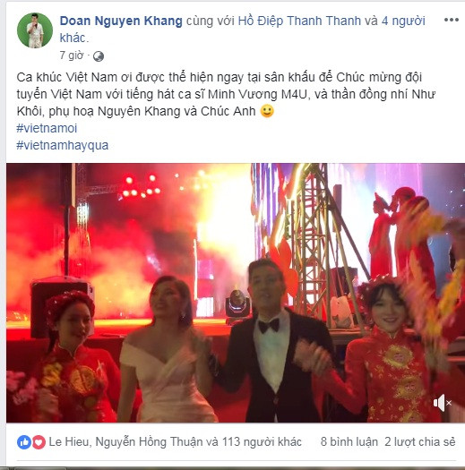 MC Nguyên Khang có màn ăn mừng ngẫu hứng để chúc mừng tuyển VN. Anh cho biết sau chương trình sẽ lao ra biển đi bão ở Đà Nẵng.