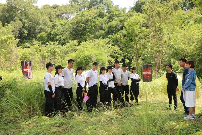 Trong tập 7 “Mỹ nhân hành động”, 5 đội chơi gồm Trương Quỳnh Anh – Bá Thập, Ngọc Thanh Tâm – Tuấn Dũng, Phương Oanh – Hữu Lập, Phương Anh Đào – Tiến Trung, Oxy – Tiến Minh phải thực hiện “Nhiệm vụ Sống sót - sinh tồn” tại rừng Mã Đà, thuộc Khu di tích lịch sử Miền Đông Nam Bộ. Ở thử thách này, chương trình đã mời 2 giám khảo là: Nhà leo núi từng đạt thành tích “Người Việt Nam trẻ nhất chinh phục đỉnh Everest” Phan Thanh Nhiên và nữ ca sĩ Văn Mai Hương.