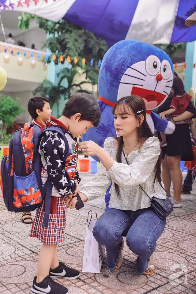 Thu Thủy ân cần chăm sóc con trai ngày đầu đến trường. Cả cô và ông xã cũng nhận được sự cảm thông khi dám đối mặt với scandal, thẳng thắn lên tiếng xin lỗi về cách dạy con không đúng của mình, cũng như khẳng định "việc bạo hành là không bao giờ xảy ra". Ảnh: Afamily.