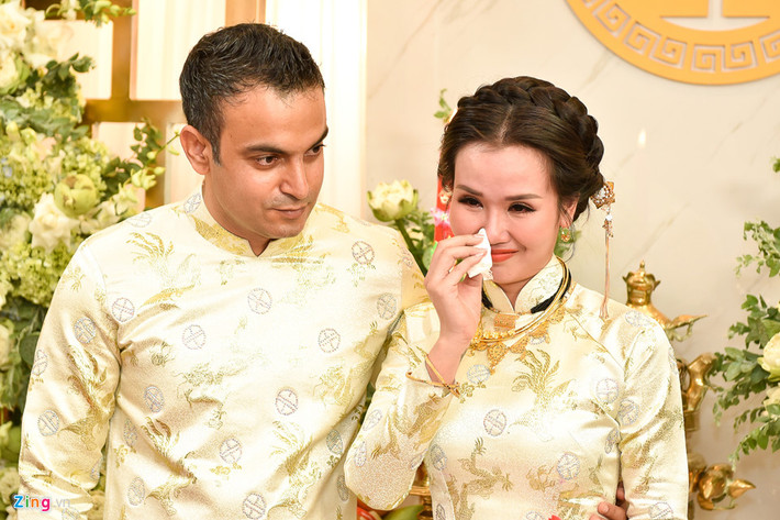 Võ Hạ Trâm xúc động và bật khóc vì tình yêu thương mà ba mẹ dành cho mình.