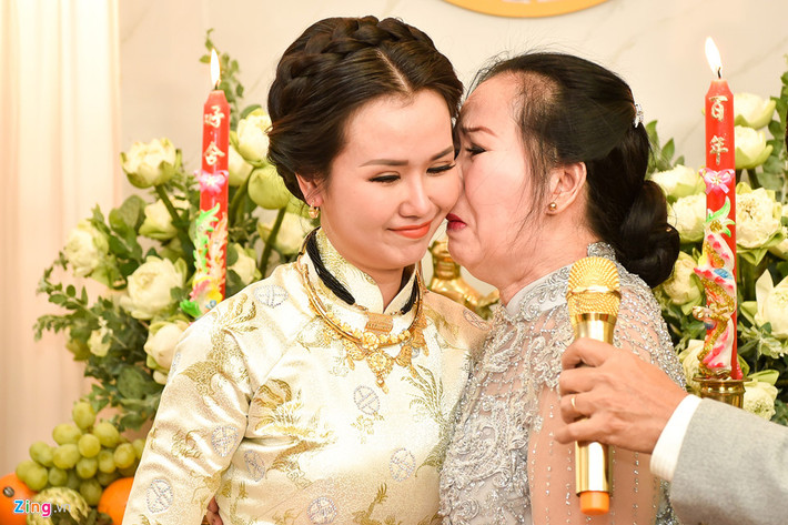 Đám cưới diễn ra trong không khí ấm cúng. Mẹ nữ ca sĩ đã không kìm được sự xúc động.